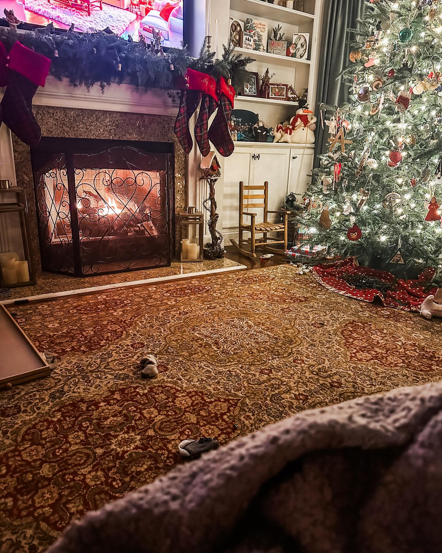Its Friday!
Have you finished shopping yet? I'm almost done.
Molly and I are making Christmas treats today. We will post some in stories as we make them. I forgot I have a hair appointment smack dab in the middle of the day. I better get moving.
#happyfriday #christmas #christmastime #christmasmagic